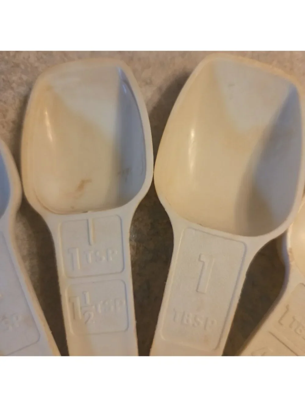 Vintage Cream Tupperware Measuring Spoons with Ring Set of 6 AS IS